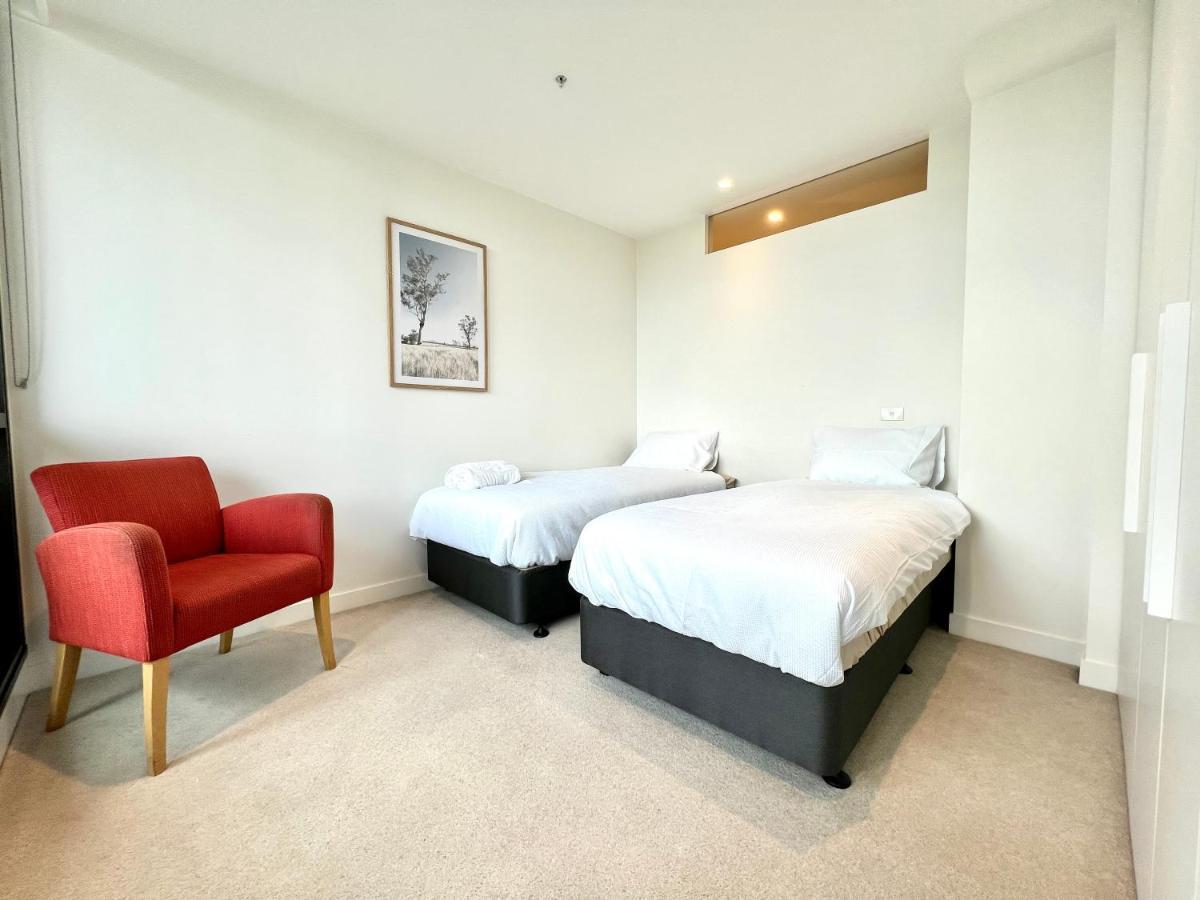 Readyset Apartments At Emerald Melbourne Exterior foto